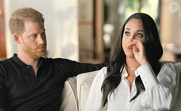 Une crise qui s'éternise entre eux mais qui va peut-être s'arranger avec le temps. 
Meghan Markle, duchesse de Sussex, fond en larmes en évoquant les menaces de mort sur les réseaux sociaux dans le documentaire "Harry & Meghan" (Netflix). Los Angeles. Le 15 décembre 2022. 