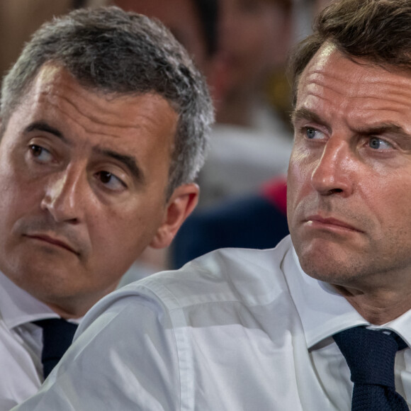 Mais Emmanuel Macron aurait trouvé un moyen de le rassurer.
Le ministre de l'Intérieur Gérald Darmanin et le président Emmanuel Macron - Le président français Emmanuel Macron visite le quartier de la Busserine à Marseille, le 27 juin 2023. Le chef de l'État a échangé dans un gymnase avec 350 personnes, des habitants et des associatifs de la cité de la Busserine, pendant près de 2 h 30. © Laurent Coust / Pool / Bestimage 