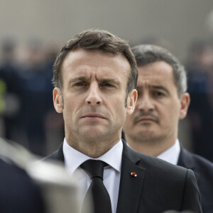 Alors qu'Elisabeth Borne restera première ministre.
Le président Emmanuel Macron rend hommage aux trois policiers tués, lors d'une cérémonie à l'école nationale de police de Roubaix, le 25 mai 2023, en présence du ministre de l'Intérieur, G.Darmanin. Paul, Steven et Manon ont trouvé la mort lors d'une collision avec un véhicule roulant à contre-sens, le 21 mai 2023. 