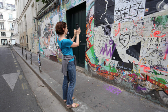 Hommage à Jane Birkin devant l'ancienne maison de Serge Gainsbourg avec qui elle a partagé sa vie, rue de Verneuil à Paris à l'occasion de sa disparition à l'âge de 76 ans le 16 juillet 2023. 