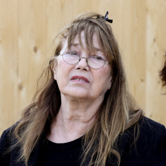 Jane Birkin est décédée il y a quelques jours.
Jane Birkin - Sorties des obsèques de la chanteuse Régine au Crematorium du cimetière du Père-Lachaise à Paris. © Jacovides-Moreau / Bestimage 