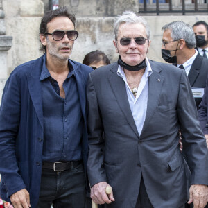 "On reconnait le degré de civilisation d'un peuple à la manière dont il traite ses animaux".
Anthony Delon, Alain Delon - Obsèques de Jean-Paul Belmondo en en l'église Saint-Germain-des-Prés, à Paris le 10 septembre 2021. © Cyril Moreau / Bestimage