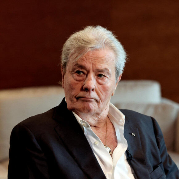 Exclusif - Alain Delon lors d'un tournage avec Cyril.Viguier sur la terrasse du siège de Vivendi à Paris. © Dominique Jacovides / Bestimage