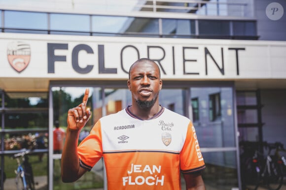 Une décision qui a énormément fait réagir sur les réseaux sociaux. "Le transfert de la honte" estime un internaute sur Twitter. 
 
Le défenseur français, Benjamin Mendy signe pour deux saisons au FC Lorient le 19 juillet 2023. Il a été jugé non-coupable de viol et tentative de viol le 14 juillet dernier.