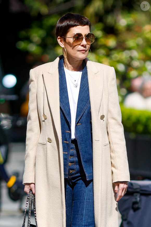 Sur Instagram, elle se plaît souvent à donner des conseils mode à ses abonnés.
Exclusif - Cristina Córdula se promène sur l'Avenue Montaigne à Paris, France, le 4 avril 2023.