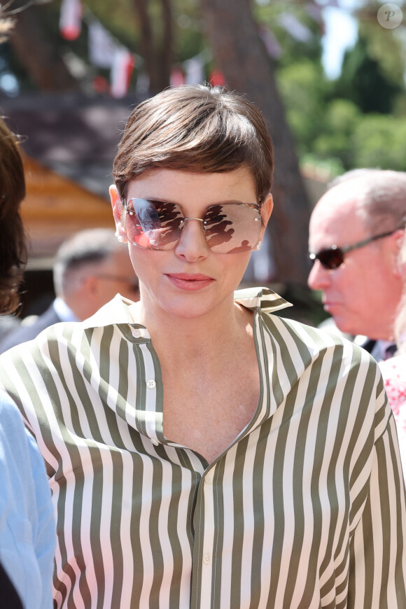 Et elle est à nouveau apparue avec sa coupe courte et chatain. 
La princesse Charlene de Monaco - 4ème rencontre des sites historiques Grimaldi sur la place du palais Princier à Monaco le 10 juin 2023. © Claudia Albuquerque / Bestimage 