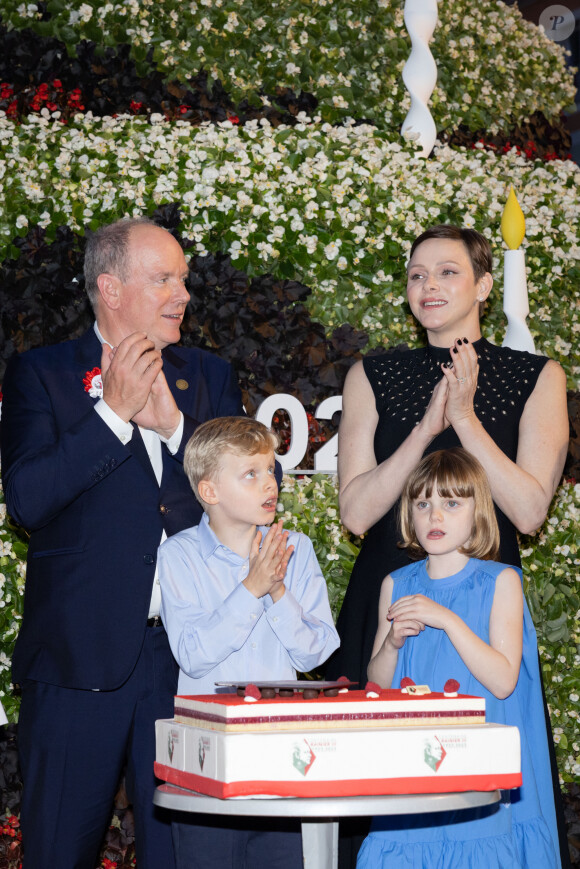 Le prince voulait sans doute laisser ses jumeaux souffler après une année chargée.
Le prince Albert II de Monaco, la princesse Charlene, Le prince Jacques de Monaco, marquis des Baux, La princesse Gabriella de Monaco, comtesse de Carladès - La famille princière de Monaco partage le gâteau d'anniversaire dans le cadre des commémorations du centenaire du prince Rainier III. © Olivier Huitel/Pool Monaco/Bestimage 