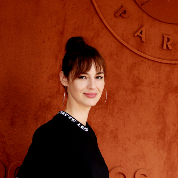 Elle avait également vomi sur les biberons de son fils Etienne.
Louise Bourgoin - Célébrités au Village lors des Internationaux de France de tennis de Roland Garros 2023 à Paris le 10 juin 2023. © Jacovides-Moreau/Bestimage 