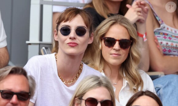 Louise Bourgoin et Claire Arnoux en tribune (jour 14) lors des Internationaux de France de Tennis de Roland Garros 2022 à Paris, France, le 4 juin 2022. © Dominique Jacovides/Bestimage 