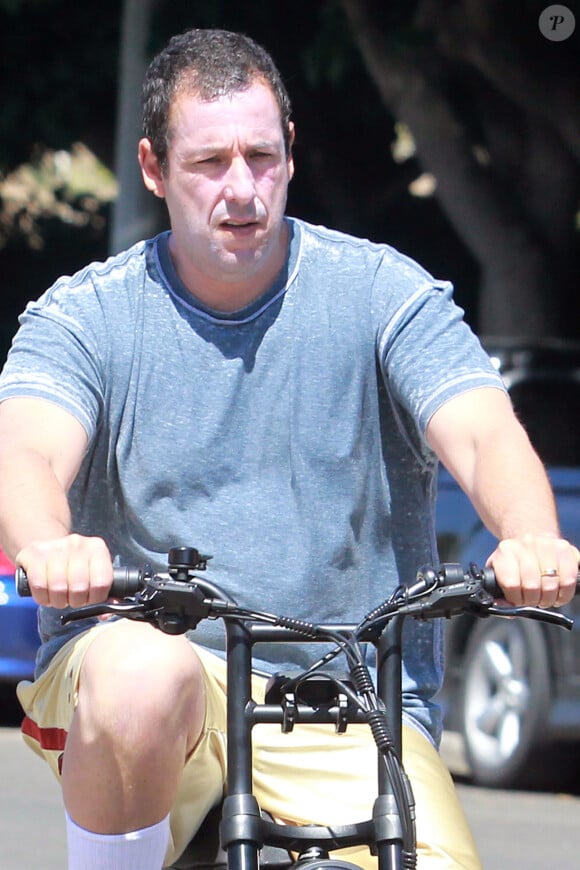 Alors, bonne ou mauvaise idée de recycler une crème solaire d'une année sur l'autre ?
Exclusif - Adam Sandler s'est rasé de près et tartiné de crème solaire pour faire son tour à vélo à Malibu le 13 mai 2020