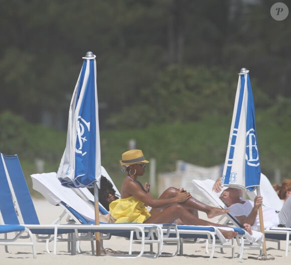 Kelly Rowland sur une plage à Miami (ARCHIVE)