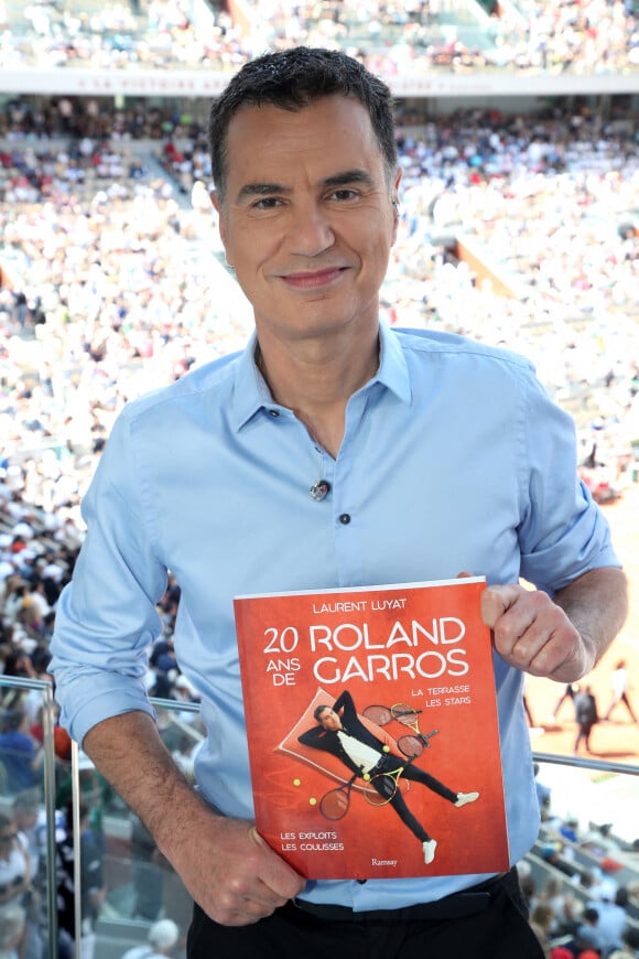 Exclusif - Laurent Luyat présente son nouveau livre "20 ans de Roland Garros" - Plateau de France Télévision lors des Internationaux de France de Tennis de Roland Garros 2023 - Jour 2 à Paris le 29 Mai 2023. © Bertrand Rindoff / Bestimage