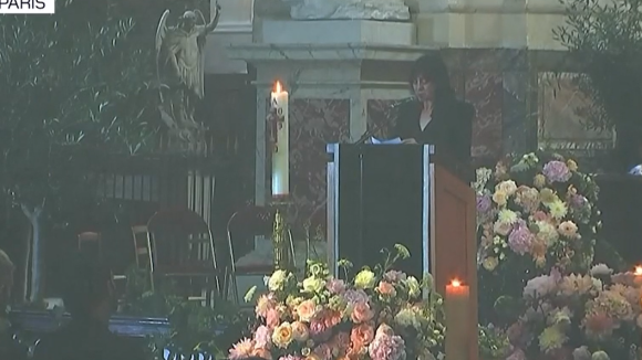 Charlotte Gainsbourg submergée par l'émotion durant son discours aux obsèques de sa mère Jane Birkin.