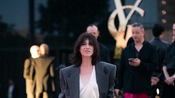 VIDÉO "Je me retrouve orpheline" : Charlotte Gainsbourg submergée par l'émotion aux obsèques de Jane Birkin