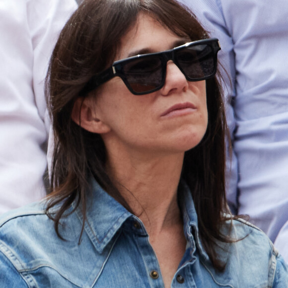 Charlotte Gainsbourg - Célébrités en tribunes des Internationaux de France de tennis de Roland Garros 2023 à Paris le 11 juin 2023. © Jacovides-Moreau/Bestimage 