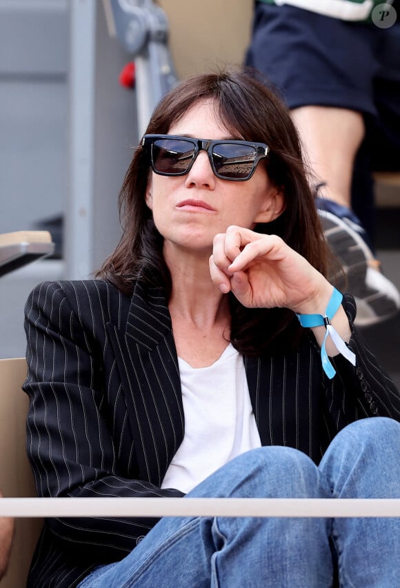 Charlotte Gainsbourg et son compagnon Yvan Attal en tribunes lors des Internationaux de France de tennis de Roland Garros 2023, à Paris, France, le 9 juin 2023. © Jacovides-Moreau/Bestimage 