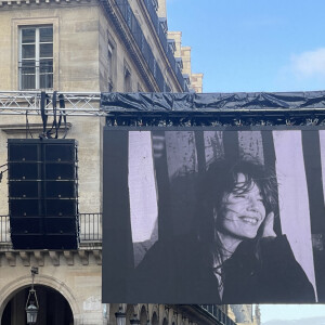 Illustration de l'écran géant devant l'église Saint-Roch, à l'occasion des obsèques de Jane Birkin à Paris le 24 juillet 2023. © Christophe Clovis/Bestimage