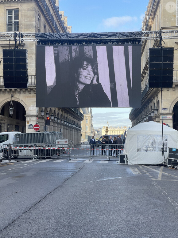 Illustration de l'écran géant devant l'église Saint-Roch, à l'occasion des obsèques de Jane Birkin à Paris le 24 juillet 2023. © Christophe Clovis/Bestimage