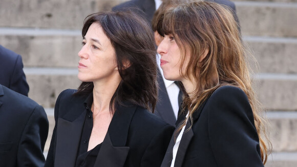 VIDÉO "Je me retrouve orpheline" : Charlotte Gainsbourg submergée par l'émotion aux obsèques de Jane Birkin