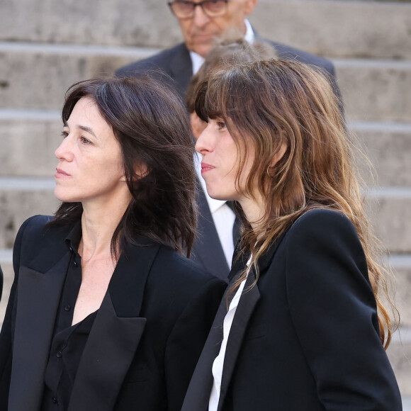 Charlotte Gainsbourg, Lou Doillon - Arrivées des célébrités aux obsèques de Jane Birkin en l'église Saint-Roch à Paris © Jacovides-KD Niko / Bestimage