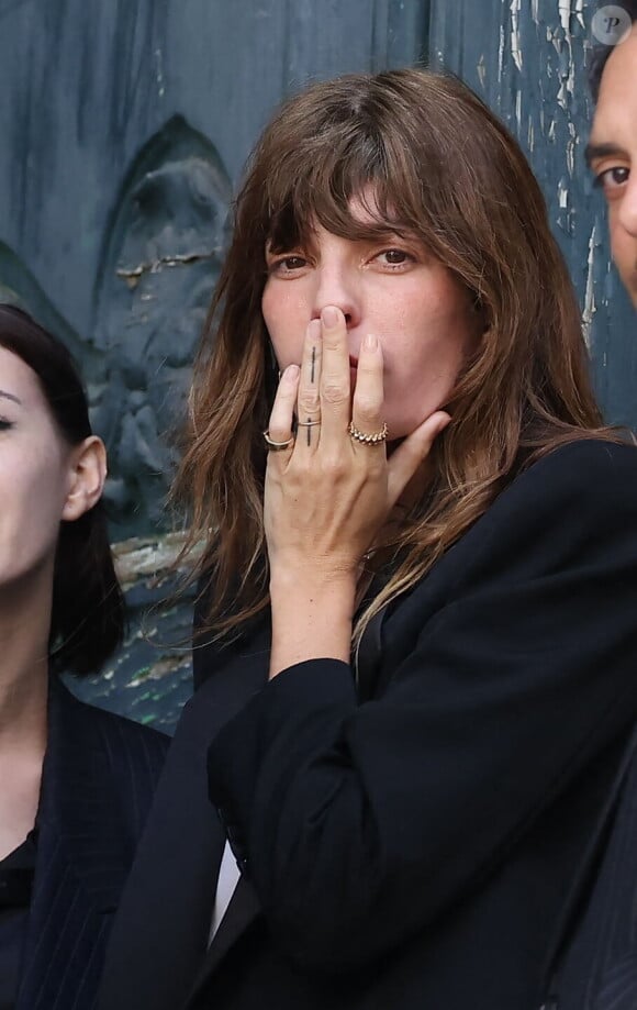 Lou Doillon - Arrivées des célébrités aux obsèques de Jane Birkin en l'église Saint-Roch à Paris. Le 24 juillet 2023 © Jacovides-KD Niko / Bestimage