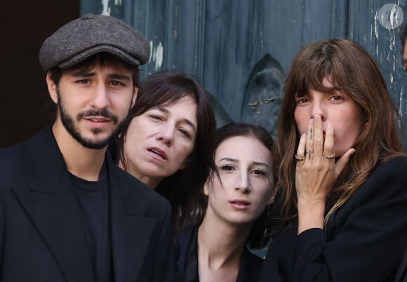 Ben Attal, Charlotte Gainsbourg, Alice Attal, Lou Doillon - Arrivées des célébrités aux obsèques de Jane Birkin en l'église Saint-Roch à Paris. Le 24 juillet 2023 © Jacovides-KD Niko / Bestimage