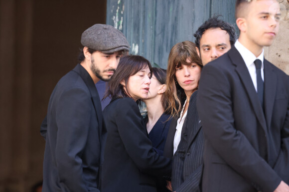 Ben Attal, Charlotte Gainsbourg, Lou Doillon, Roman de Kermadec (fils de Kate Barry) - Arrivées des célébrités aux obsèques de Jane Birkin en l'église Saint-Roch à Paris. Le 24 juillet 2023 © Jacovides-KD Niko / Bestimage