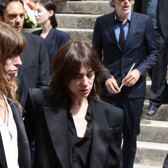 Lou Doillon, Charlotte Gainsbourg, Ben Attal, Alice Attal, Roman de Kermadec (fils de Kate Barry) - Sorties des obsèques de Jane Birkin en l'église Saint-Roch à Paris. Le 24 juillet 2023 © Jacovides-KD Niko / Bestimage 