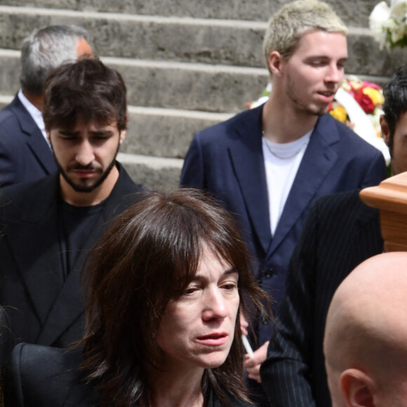 Lou Doillon, Charlotte Gainsbourg, Marlowe (fils de Lou Doillon), Ben Attal, Alice Attal, Roman de Kermadec (fils de Kate Barry) - Sorties des obsèques de Jane Birkin en l'église Saint-Roch à Paris. Le 24 juillet 2023 © Jacovides-KD Niko / Bestimage 