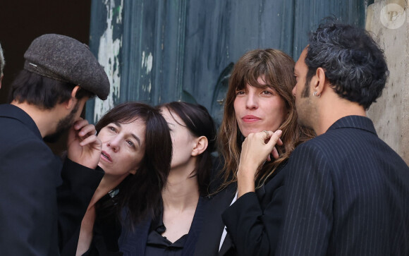 Ben Attal, Charlotte Gainsbourg, Lou Doillon, Roman de Kermadec (fils de Kate Barry) - Arrivées des célébrités aux obsèques de Jane Birkin en l'église Saint-Roch à Paris. Le 24 juillet 2023 © Jacovides-KD Niko / Bestimage