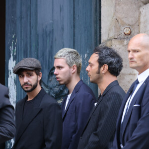 Ben Attal, Marlowe (fils de Lou Doillon), Roman de Kermadec (fils de Kate Barry) - Arrivées des célébrités aux obsèques de Jane Birkin en l'église Saint-Roch à Paris. Le 24 juillet 2023 © Jacovides-KD Niko / Bestimage 