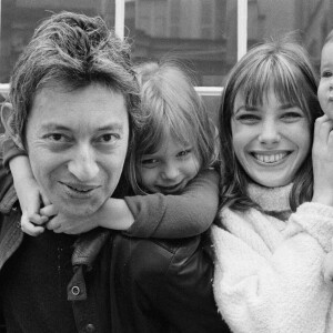 Jane Birkin, Serge Gainsbourg, Charlotte Gainsbourg et Kate Barry à Paris, France, le 7 mai 1972.