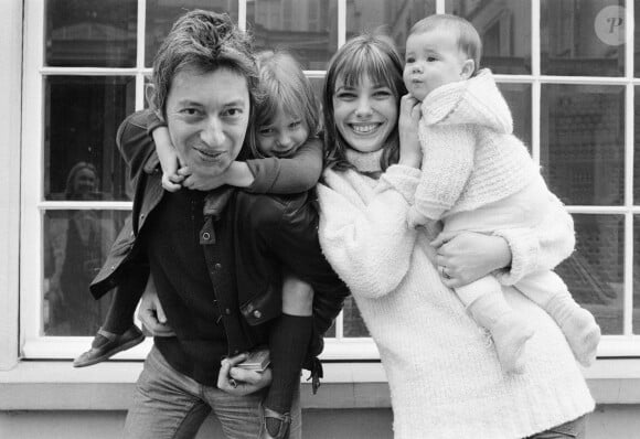 Jane Birkin, Serge Gainsbourg, Charlotte Gainsbourg et Kate Barry à Paris, France, le 7 mai 1972.