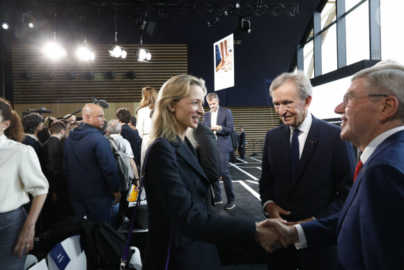 Bernard Arnault a assité que LVMH avait signé un accord de sponsoring avec le Comité international olympique.
Delphine Arnault, Bernard Arnault et Thomas Bach lors d'une conférence de presse à Paris, le 24 juillet 2023 © Marc Ausset-Lacroix/Bestimage