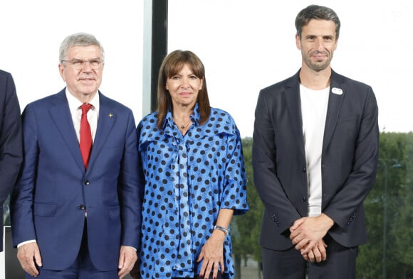 Une annonce faite en présence d'Anne Hidalgo.
Thomas Bach, président exécutif du Comité international olympique (CIO), Anne Hidalgo et Tony Estanguet lors d'une conférence de presse à Paris, le 24 juillet 2023 © Marc Ausset-Lacroix/Bestimage