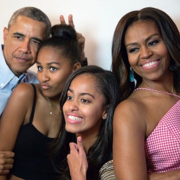 Barack Obama le connaissait très bien puisque c'était le cuisinier de la famille.
Michelle et Barack Obama avec leurs filles Malia et Sasha. Instagram.