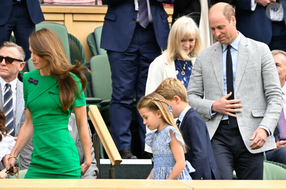 Le prince William ? "Il fait tout à la perfection. Il n'y a pas de critique à émettre sur le couple qu'il forme avec la princesse Catherine" selon lui.
Kate Middleton, le prince William, la princesse Charlotte et le prince George à Wimbledon.