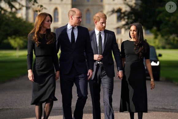 Depuis qu'il a quitté l'Angleterre en 2020, le souverain vide son sac de manière très régulière.
Kate Middleton, le prince William, le prince Harry et Meghan Markle se retrouvent enfin. Ils découvrent ensemble les hommages à la reine Elizabeth II après sa disparition. Le 10 septembre 2022 à Windsor