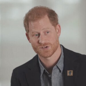 Ce déballage, un ancien proche de la couronne le voit d'un très mauvais oeil.
Prince Harry - Diana Award Estranged British.