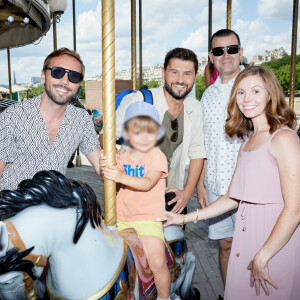 Après avoir bénéficié d'un premier don d'ovocytes, Christophe Beaugrand et Ghislain Gerin ont alors eu la chance de croiser la route de Whitney Moyer, une mère de famille qui a accepté de porter leur fils Valentin né en 2019 au Nevada.
Exclusif - Christophe Beaugrand et son mari Ghislain ont invité à Paris Whitney, la mère porteuse de leur fils Valentin, et son mari Jacob pour une semaine en famille dans la capitale. Le 21 juin 2023. © Cyril Moreau / Bestimage