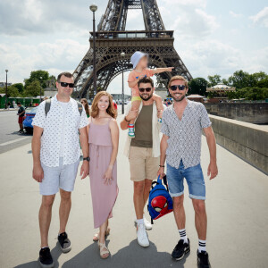 En juin 2023, l'animateur et Ghislain Gerin les ont même conviés à Paris pour passer à leurs côtés une semaine de rêve. Au programme : visites des endroits les plus mythiques de la ville, balades idylliques en bord de Seine et dégustations de mets d'exception !
Christophe Beaugrand et son mari Ghislain ont invité à Paris Whitney, la mère porteuse de leur fils Valentin, et son mari Jacob pour une semaine en famille dans la capitale. Le 21 juin 2023. © Cyril Moreau / Bestimage