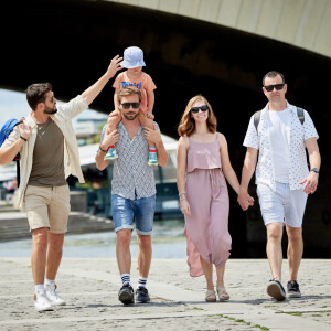 Exclusif - Christophe Beaugrand et son mari Ghislain ont invité à Paris Whitney, la mère porteuse de leur fils Valentin, et son mari Jacob pour une semaine en famille dans la capitale. Le 21 juin 2023. © Cyril Moreau / Bestimage