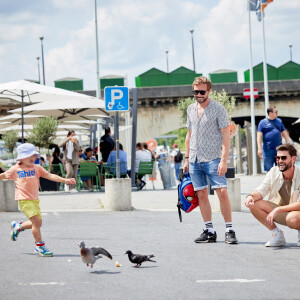 Exclusif - Christophe Beaugrand et son mari Ghislain ont invité à Paris Whitney, la mère porteuse de leur fils Valentin, et son mari Jacob pour une semaine en famille dans la capitale. Le 21 juin 2023. © Cyril Moreau / Bestimage