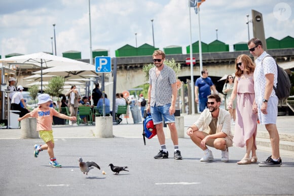 Exclusif - Christophe Beaugrand et son mari Ghislain ont invité à Paris Whitney, la mère porteuse de leur fils Valentin, et son mari Jacob pour une semaine en famille dans la capitale. Le 21 juin 2023. © Cyril Moreau / Bestimage