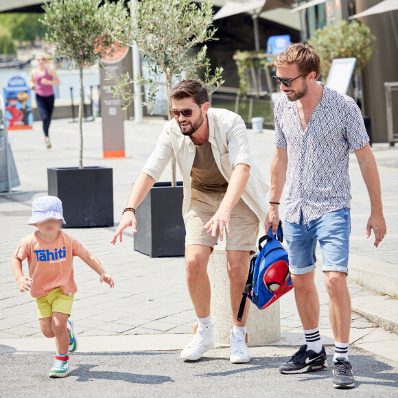 Exclusif - Christophe Beaugrand et son mari Ghislain ont invité à Paris Whitney, la mère porteuse de leur fils Valentin, et son mari Jacob pour une semaine en famille dans la capitale. Le 21 juin 2023. © Cyril Moreau / Bestimage