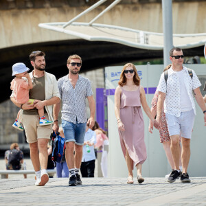 Exclusif - Christophe Beaugrand et son mari Ghislain ont invité à Paris Whitney, la mère porteuse de leur fils Valentin, et son mari Jacob pour une semaine en famille dans la capitale. Le 21 juin 2023. © Cyril Moreau / Bestimage