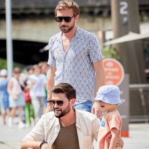Après s'être intéressés à l'adoption, les tourtereaux ont finalement décidé de se diriger vers la Gestation Pour Autrui (GPA) pour concrétiser leur désir de paternité.
Exclusif - Christophe Beaugrand et son mari Ghislain ont invité à Paris Whitney, la mère porteuse de leur fils Valentin, et son mari Jacob pour une semaine en famille dans la capitale. Le 21 juin 2023. © Cyril Moreau / Bestimage