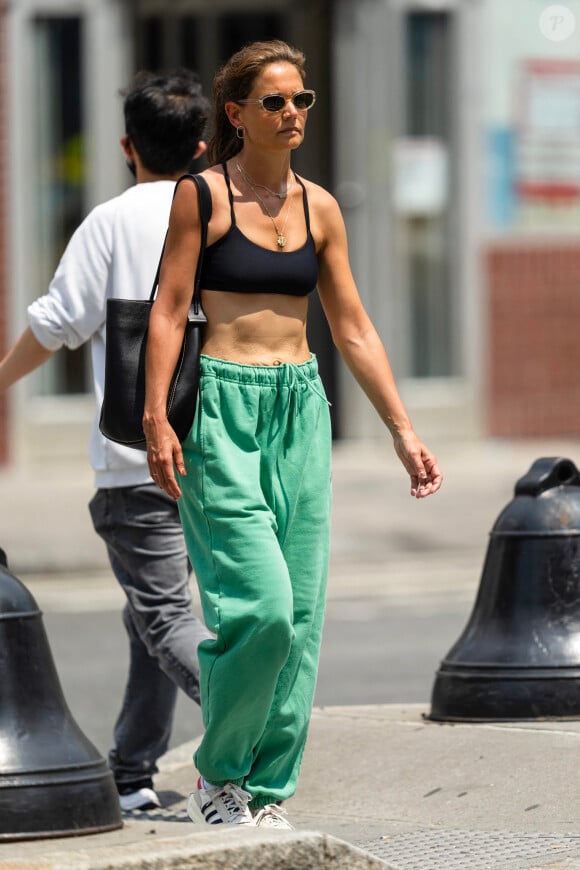 Katie Holmes fait au max pour conserver un train de vie healthy et implacable.
Katie Holmes affiche une silhouette sculptée lors de sa promenade dans les rues de New York, le 25 juillet 2023.