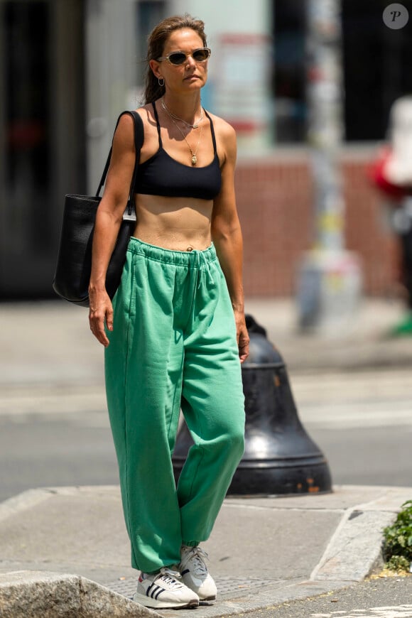 Katie Holmes affiche une silhouette sculptée lors de sa promenade dans les rues de New York, le 25 juillet 2023.