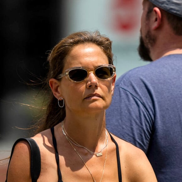 Katie Holmes affiche une silhouette sculptée lors de sa promenade dans les rues de New York, le 25 juillet 2023.